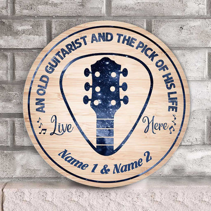 An Old Guitarist - Guitar Personalized Round Wood Sign